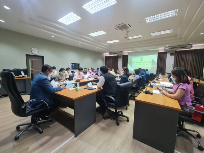 วันนี้ ( 10 มกราคม 2566) นายกุลพัชร ภูมิใจอวด ผู้อำนวยการสถาบันบริหารจัดการธนาคารที่ดิน (องค์การมหาชน) บจธ. มอบหมายนายเอก วรรณประทีป รองผู้อำนวยการ บจธ. และเจ้าหน้าที่กองบริหารจัดการที่ดิน ประชุมร่วมกับผู้ว่าราชการจังหวัดจันทบุรี นายมนต์สิทธิ์ ไพศาลธนวัฒน์ และหัวหน้าส่วนราชการ ณ ห้องประชุมศาลากลางจังหวัด เพื่อเตรียมความพร้อมการตรวจราชการของรองนายกรัฐมนตรี พลเอกประวิตร วงษ์สุวรรณ พร้อมเป็นประธานในงาน “ บจธ. มอบสิทธิในที่ดินทำกิน สู่ความมั่นคงและยั่งยืน “ ในวันที่ 30 มกราคม 2566 ณ วิสาหกิจชุมชนเกษตรกรรุ่นใหม่พัฒนา ต.ทับไทร อ.โป่งน้ำร้อน จ.จันทบุรี ซึ่งเป็นพื้นที่ที่ได้รับการสนับสนุนที่ดินทำกินจาก บจธ. เนื้อที่ 77 ไร่เศษ สมาชิก 30 ครัวเรือน